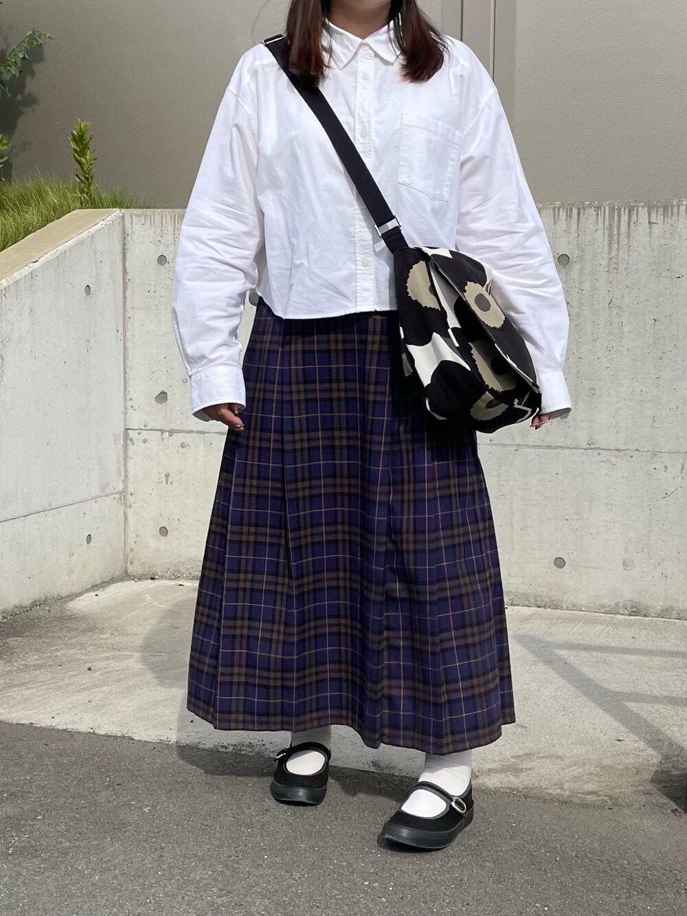 ブルー系のスカート、ブラック系のバレエシューズ、ブラック系のショルダーバッグを着用したレディースの秋コーディネートの2枚目の写真