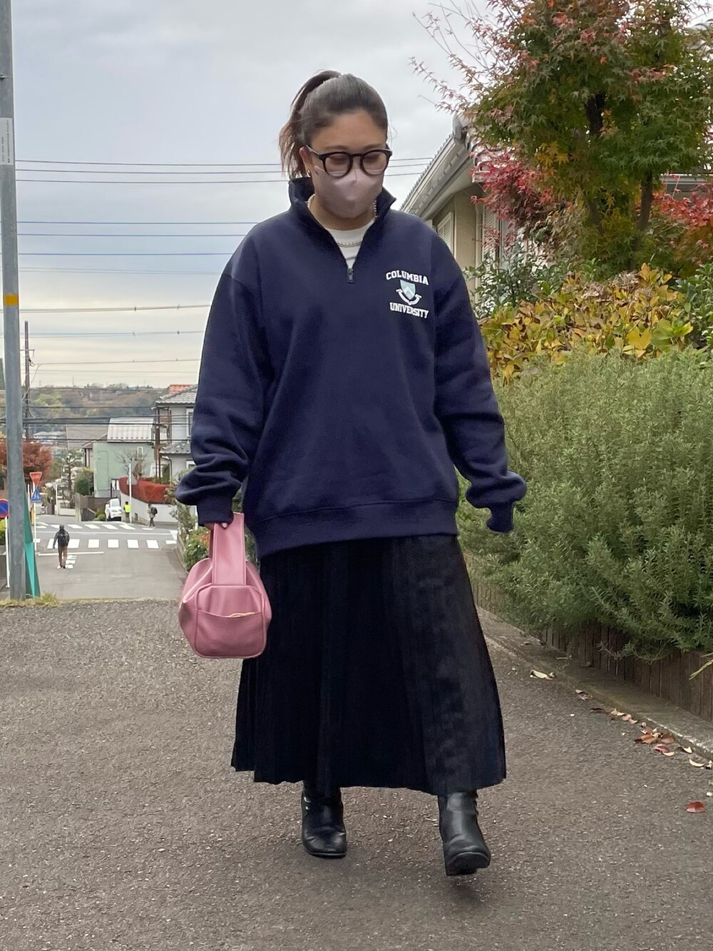 ピンク系のボストンバッグ、ブラック系のブーツを着用したレディースの冬コーディネートの2枚目の写真