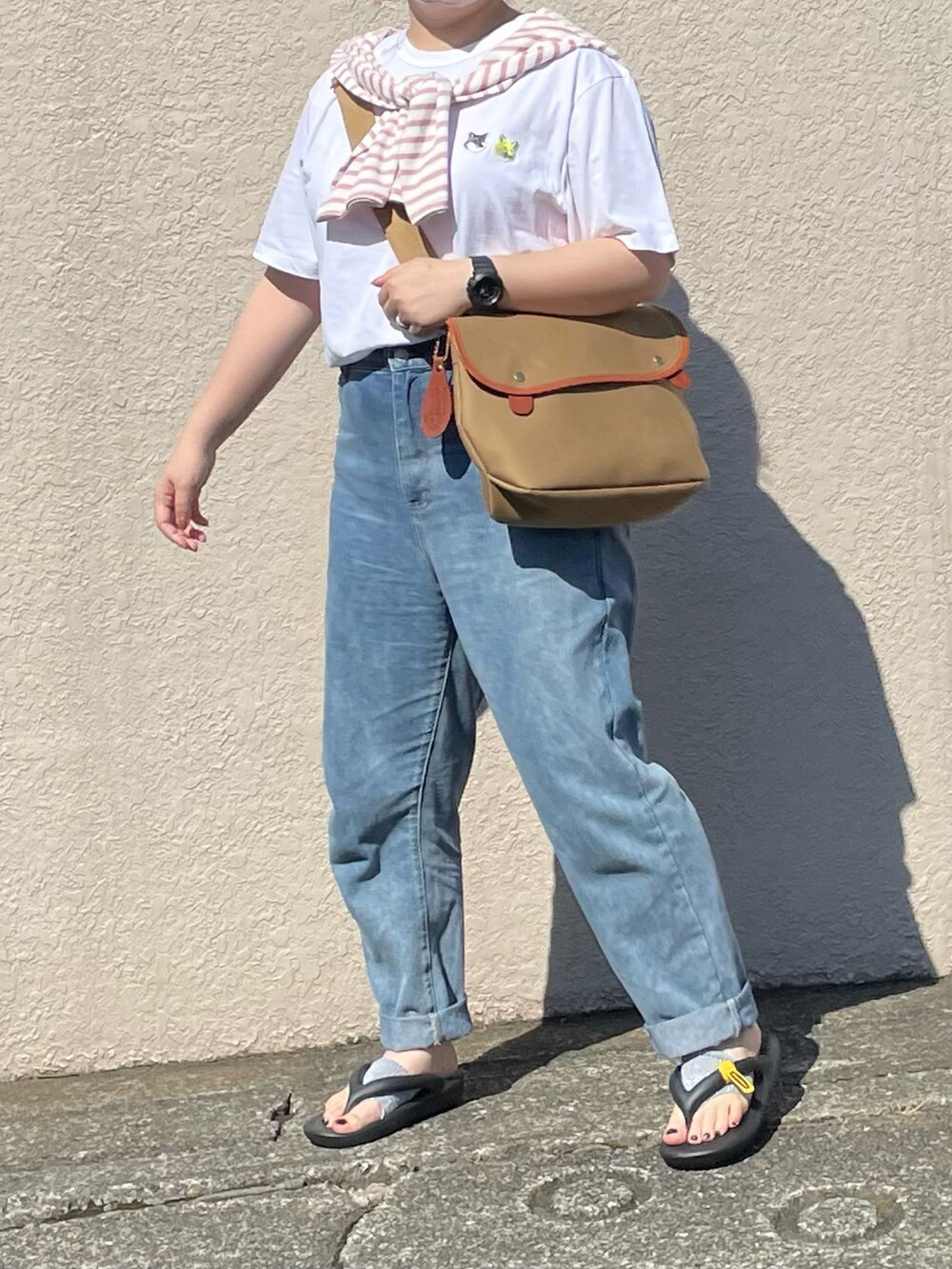 ベージュ系のショルダーバッグ、ホワイト系のTシャツ/カットソーを着用したレディースの夏コーディネートの3枚目の写真