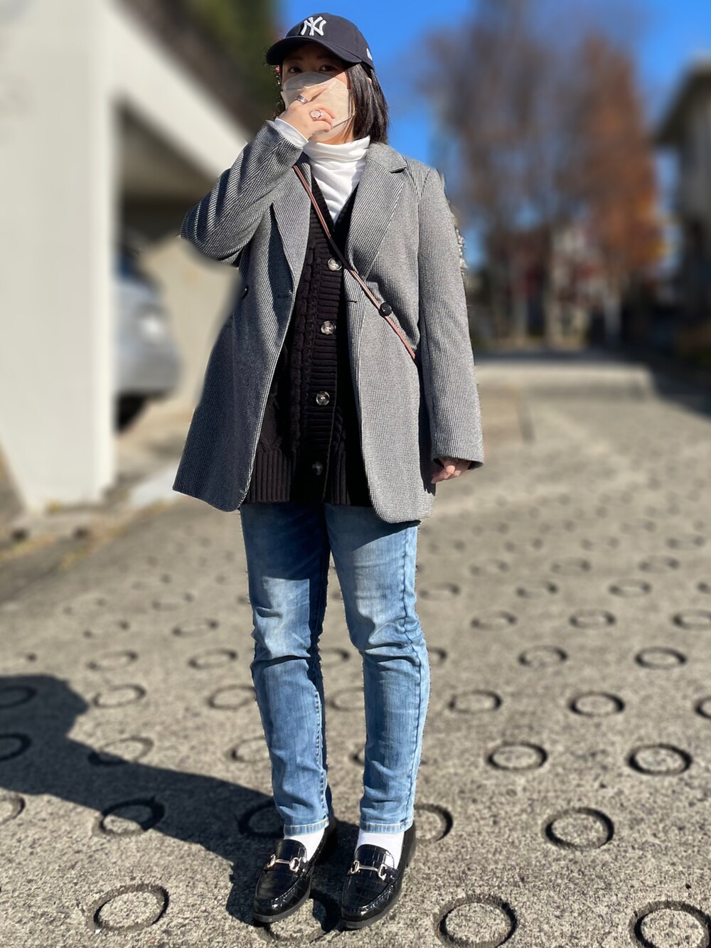 「ジャケット、キャップ、ローファー、ハイネック、ベスト、冬コーデ、タートルネック、大人カジュアル、GU、しまむら、休日スタイル、プチプラ、きれいめカジュアル、プチプラコーデ、低身長」｜「NEW ERAのNEW ERA/ニューエラ　MLB Core CLASSIC キャップ（キャップ、ブルー系）」を使った、maru☺︎さん（レディース・153cm）の冬コーディネートの2枚目の写真