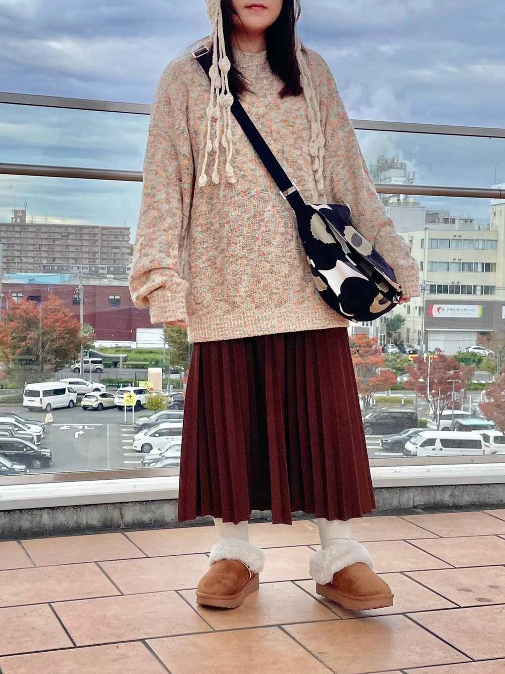 ホワイト系のニット/セーター、ベージュ系のシューズを着用したレディースの秋コーディネートの3枚目の写真