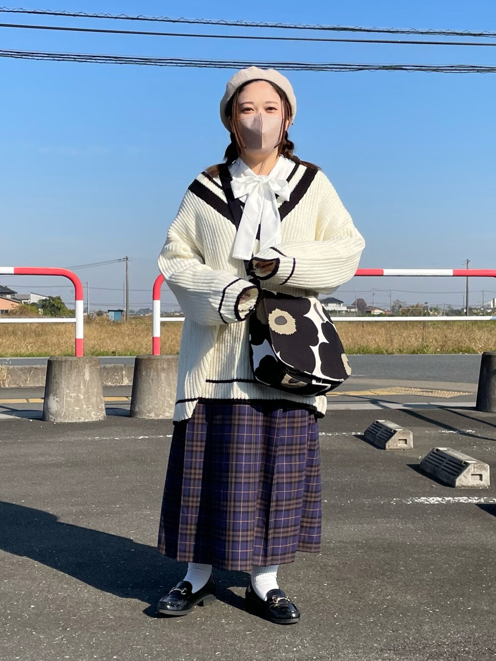 ホワイト系のニット/セーターを着用したレディースの秋コーディネートの3枚目の写真