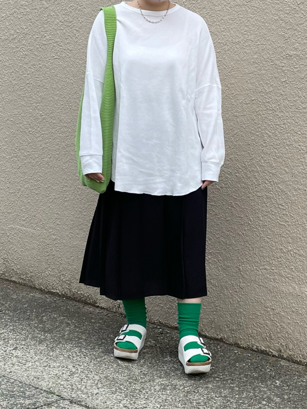 ホワイト系のサンダルを着用したレディースの春コーディネートの2枚目の写真