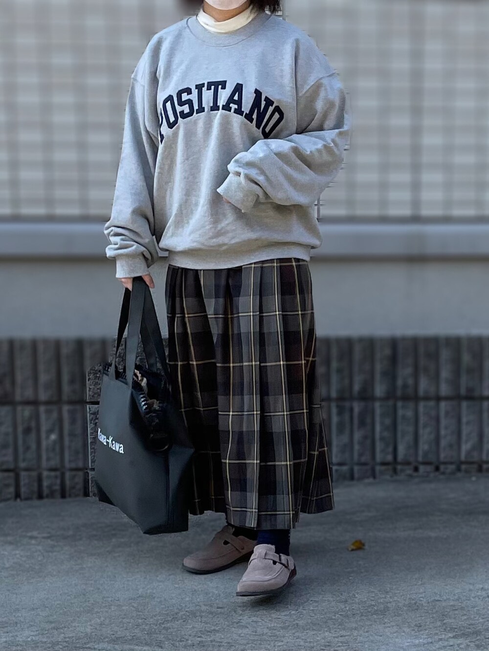 グレー系のスウェット、ホワイト系のTシャツ/カットソー、グリーン系のスカートを着用したレディースの秋コーディネートの2枚目の写真