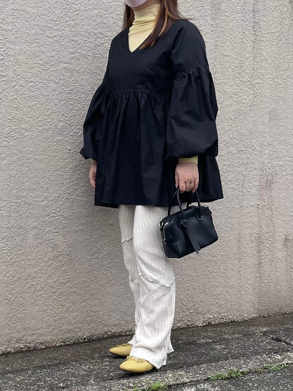 ブラック系のシャツ/ブラウス、ホワイト系のその他パンツ、イエロー系のバレエシューズを着用したレディースの春コーディネートの4枚目の写真