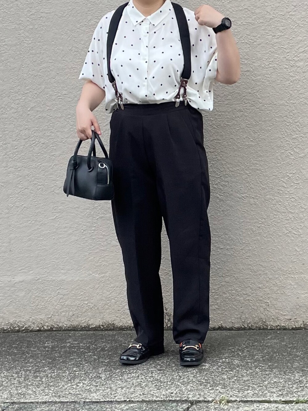 ブラック系のその他パンツ、ブラック系のボストンバッグ、ブラック系のローファーを着用したレディースの夏コーディネートの3枚目の写真