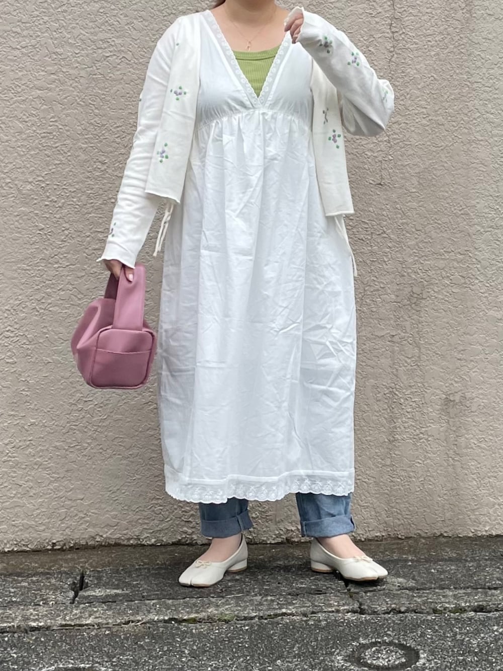 ピンク系のボストンバッグ、グリーン系のタンクトップ、ホワイト系のワンピース/ドレスを着用したレディースの秋コーディネートの3枚目の写真