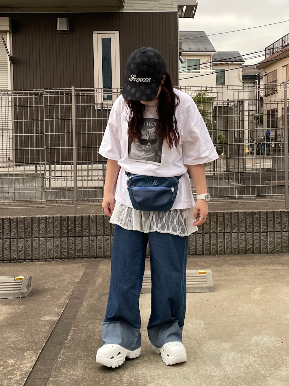 ホワイト系のTシャツ/カットソー、ブルー系のボディバッグ/ウエストポーチ、ホワイト系のサンダルを着用したレディースの夏コーディネートの2枚目の写真