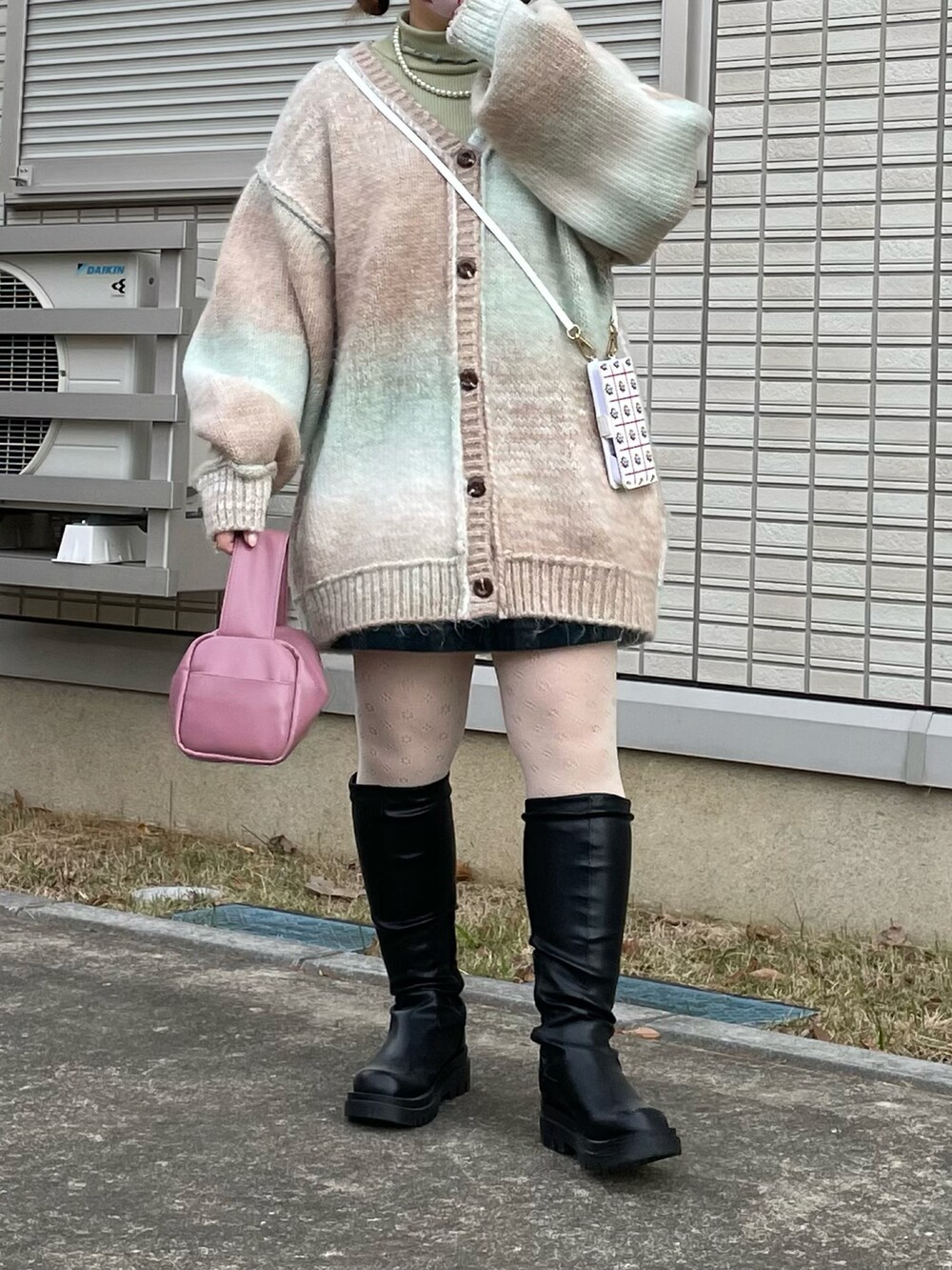 「グラデーション、グラデーションニット、タートルネック、カーディガン、ロングブーツ、Kastane、ニット、秋冬コーデ、きれいめカジュアル、休日スタイル、低身長、poppy、poppy tokyo」｜「Kastaneの【2022AWアイテム】グラデーションニットカーディガン（カーディガン/ボレロ、グリーン系）」を使った、maru☺︎さん（レディース・153cm）の冬コーディネートの2枚目の写真