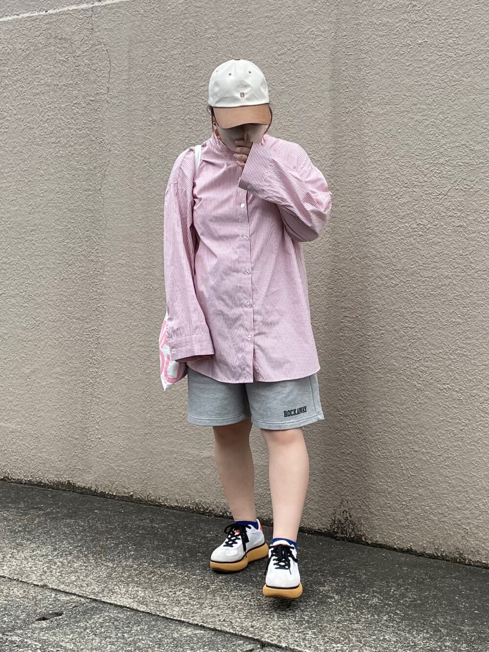 レッド系のシャツ/ブラウス、ホワイト系のトートバッグ、ホワイト系のスニーカーを着用したレディースの夏コーディネートの3枚目の写真
