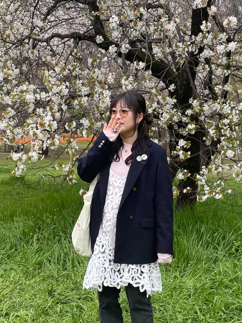 「春めき満開コーデ、春色、ジャケット、レイヤードスタイル、デニム、きれいめカジュアル、メガネ女子、お花見コーデ、ローファー、休日スタイル、お出かけコーデ」｜「UNIQLOのアイテム（ジャケット/アウター、ブラック系）」を使った、maru☺︎さん（レディース・153cm）の春コーディネートの2枚目の写真