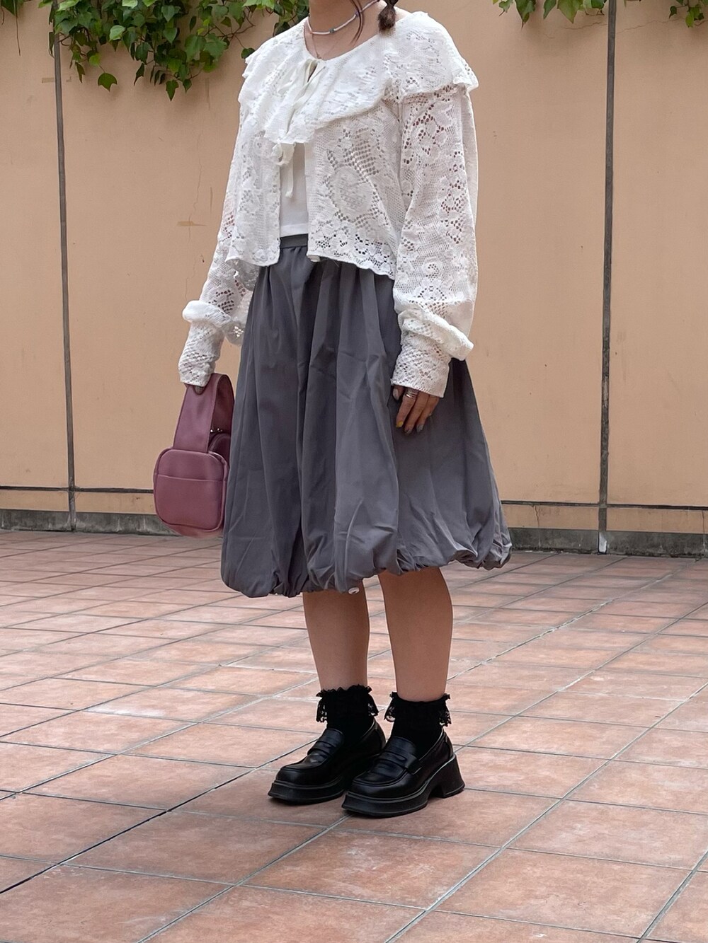 「春ファッション、バンダナ、スカーフ、poppy、レース、ローファー、shein、きれいめカジュアル、休日スタイル、お出かけコーデ、デートコーデ、バルーンスカート、シンプルコーデ、メガネ女子」｜「POPPYのアイテム（シャツ/ブラウス、ホワイト系）」を使った、maru☺︎さん（レディース・153cm）の春コーディネートの2枚目の写真
