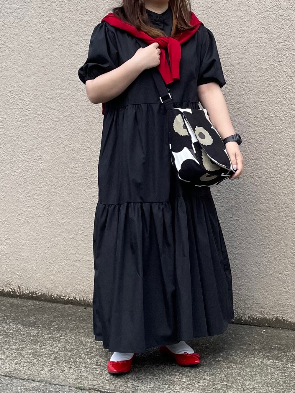 ブラック系のワンピースを着用したレディースの夏コーディネートの3枚目の写真