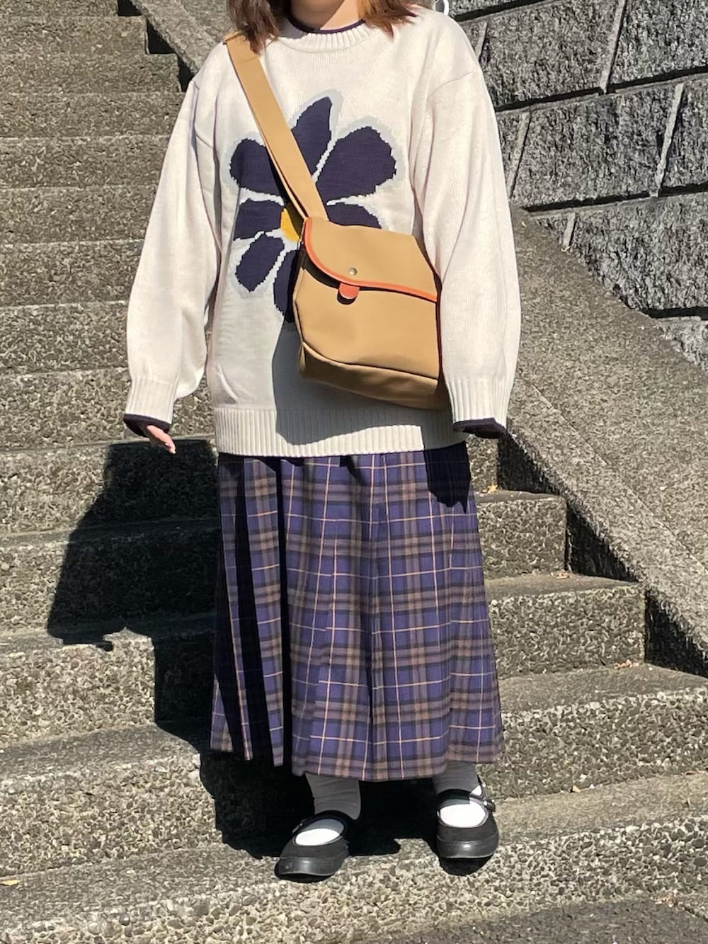 「WEARハロウィン2022、チェック、チェックスカート、ニット、BRADY、ブレディ、カンフーシューズ、秋服、GU、プチプラ、プチプラコーデ、秋コーデ、低身長、きれいめカジュアル、休日スタイル」｜「MONO-MART LADY'Sのフラワージャガードニットプルオーバー（ニット/セーター、ホワイト系）」を使った、maru☺︎さん（レディース・153cm）の秋コーディネートの2枚目の写真