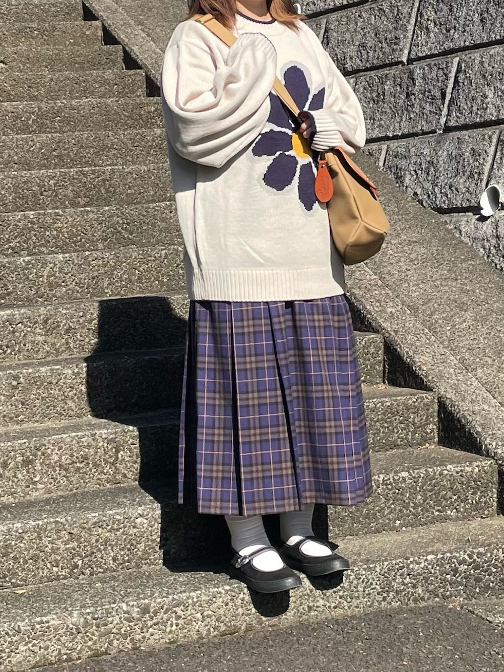 「WEARハロウィン2022、チェック、チェックスカート、ニット、BRADY、ブレディ、カンフーシューズ、秋服、GU、プチプラ、プチプラコーデ、秋コーデ、低身長、きれいめカジュアル、休日スタイル」｜「MONO-MART LADY'Sのフラワージャガードニットプルオーバー（ニット/セーター、ホワイト系）」を使った、maru☺︎さん（レディース・153cm）の秋コーディネートの3枚目の写真