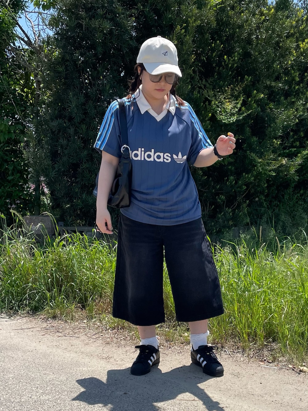 「adidas、キャップ、メガネ女子、スニーカー、ハーフパンツ、プチプラ、shein、ストリート、きれいめカジュアル、休日スタイル、お出かけコーデ、スポーツミックス、サングラス」｜「DHOLIC STYLEのアイテム（キャップ、ホワイト系）」を使った、maru☺︎さん（レディース・153cm）の春コーディネートの2枚目の写真