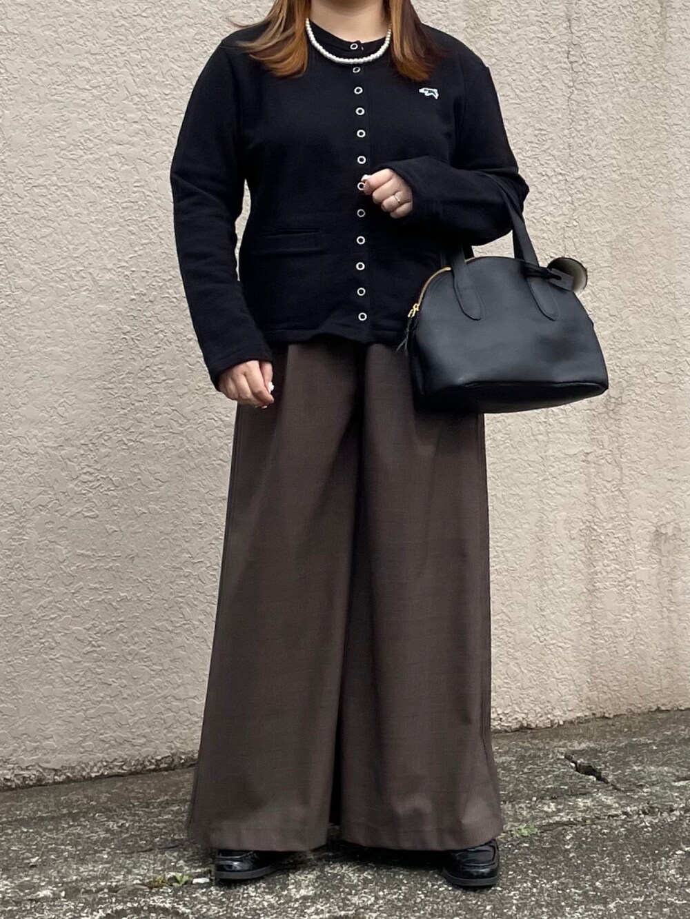 ブラック系のボストンバッグ、ブラック系のカーディガン/ボレロを着用したレディースの春コーディネートの3枚目の写真