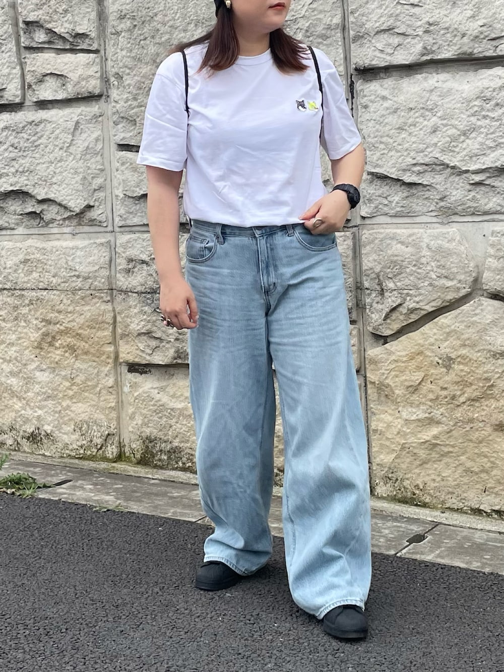 「夏コーデ、夏だ！Tシャツ着よう！、フェスコーデ、おでかけコーデ、デニム、Tシャツ、MAISON KITSUNE、adidas、ニット帽、メガネ女子、きれいめカジュアル、休日スタイル、低身長コーデ、シンプルコーデ」｜「Maison KitsuneのDOUBLE MONOCHROME FOX HEAD PATCH CLASSIC TEE-SHIRT（Tシャツ/カットソー、ホワイト系）」を使った、maru☺︎さん（レディース・153cm）の夏コーディネートの2枚目の写真