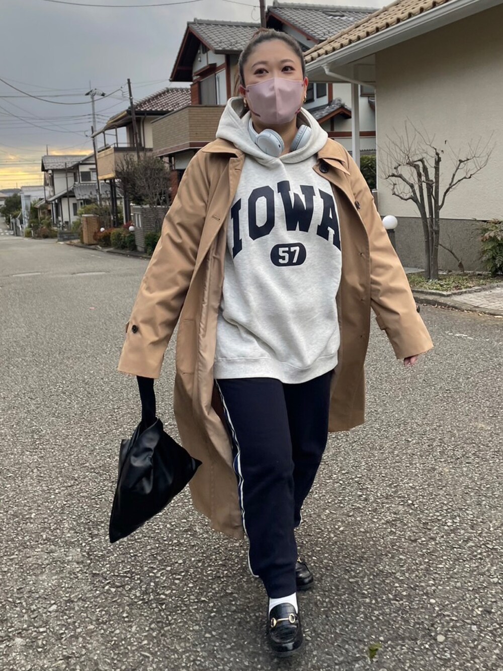 ベージュ系のパーカーを着用したレディースの冬コーディネートの2枚目の写真