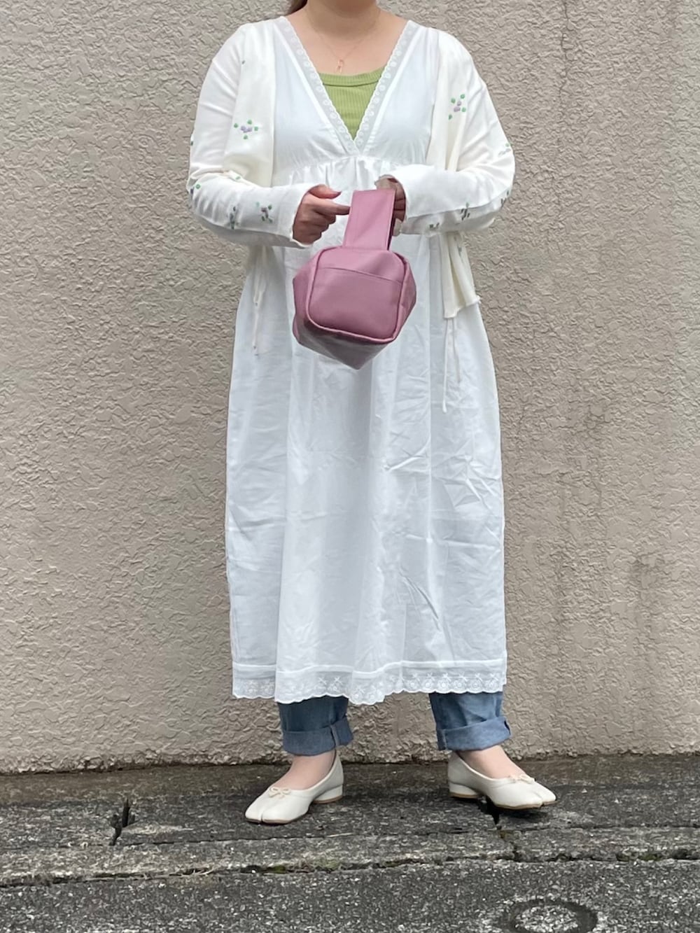 ピンク系のボストンバッグ、グリーン系のタンクトップ、ホワイト系のワンピース/ドレスを着用したレディースの秋コーディネートの2枚目の写真