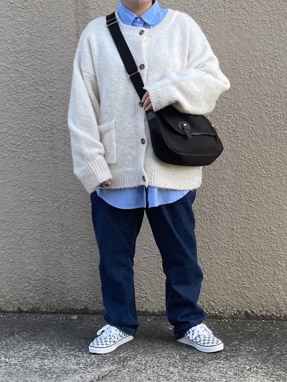 グレー系のスニーカー、ブルー系のシャツ/ブラウスを着用したレディースの冬コーディネートの2枚目の写真