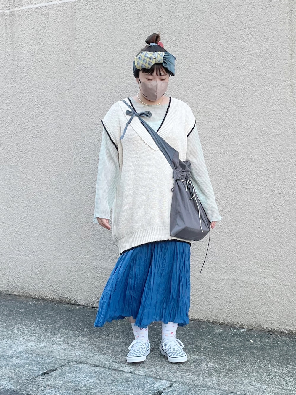 ホワイト系のベスト、その他のシャツ/ブラウス、グレー系のスニーカーを着用したレディースの夏コーディネートの4枚目の写真