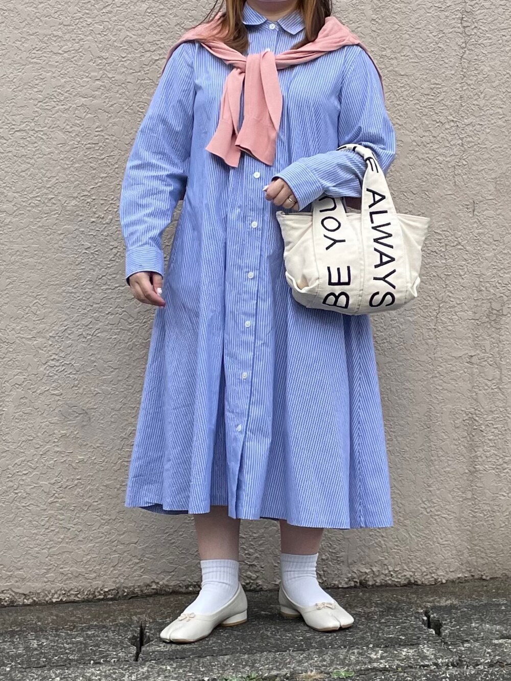 ホワイト系のバッグ、ホワイト系のパンプスを着用したレディースの春コーディネートの3枚目の写真