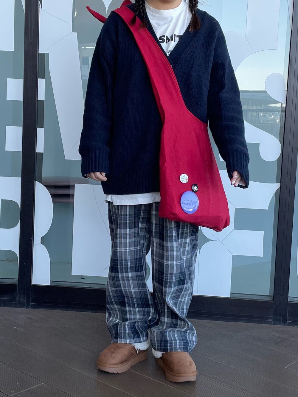 レッド系のショルダーバッグ、ブラック系のその他パンツ、ベージュ系のシューズを着用したレディースの秋コーディネートの2枚目の写真