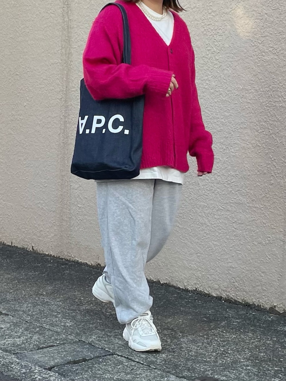 「ファッションを楽しもう、キャップ、New Balance、NEW ERA、スウェット、スウェットパンツ、ピンク、APC、スニーカー、Discoat、プチプラ、プチプラコーデ、低身長、きれいめカジュアル、休日スタイル」｜「NEW ERAのNEW ERA/ニューエラ　MLB Core CLASSIC キャップ（キャップ、ブルー系）」を使った、maru☺︎さん（レディース・153cm）の冬コーディネートの2枚目の写真