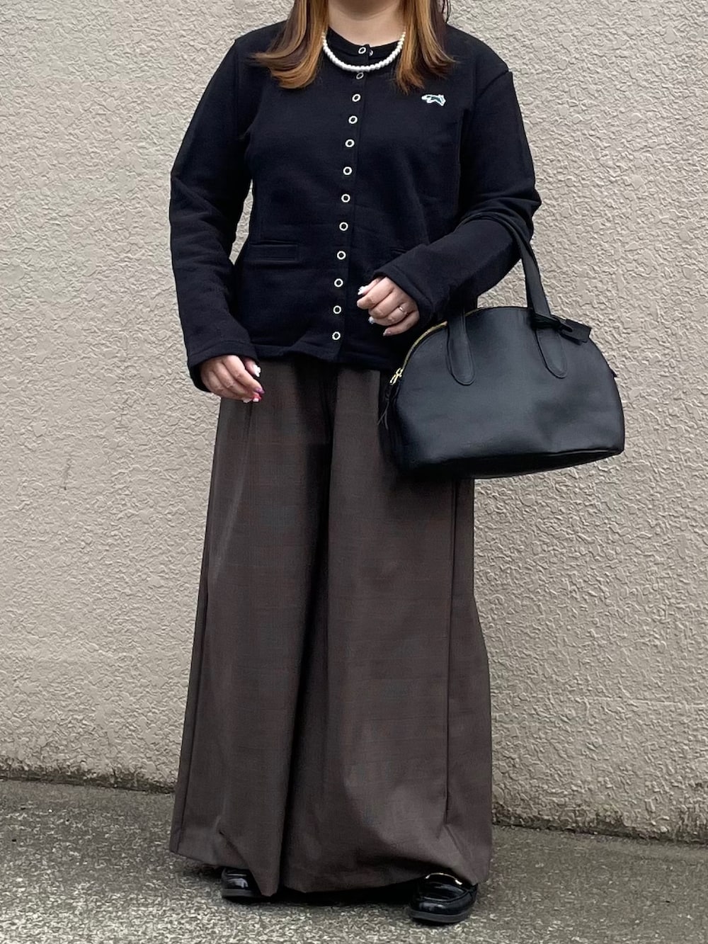 ブラック系のボストンバッグ、ブラック系のカーディガン/ボレロを着用したレディースの春コーディネートの2枚目の写真