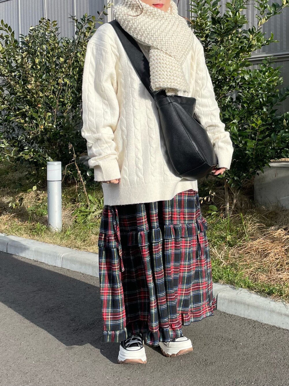 「ニット、チェック、ロングスカート、プチプラ、レザー、スニーカー、マフラー、マフラーぐるぐる、converse、きれいめカジュアル、休日スタイル、お出かけコーデ、シンプルコーデ、ショルダーバッグ、デートコーデ」｜「GUのアイテム（ショルダーバッグ、ブラック系）」を使った、maru☺︎さん（レディース・153cm）の冬コーディネートの3枚目の写真