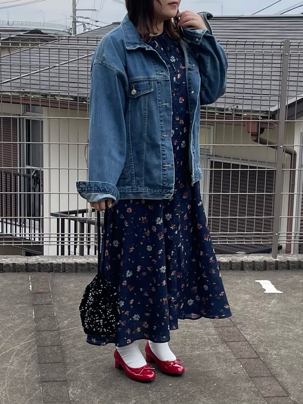 「春のNewスタイル、デニム、春アウター、デニムジャケット、花柄、きれいめカジュアル、休日スタイル、お出かけコーデ、赤、パンプス、春コーデ」｜「ap retroのスパンコール巾着バッグ（ショルダーバッグ、ブラック系）」を使った、maru☺︎さん（レディース・153cm）の春コーディネートの2枚目の写真