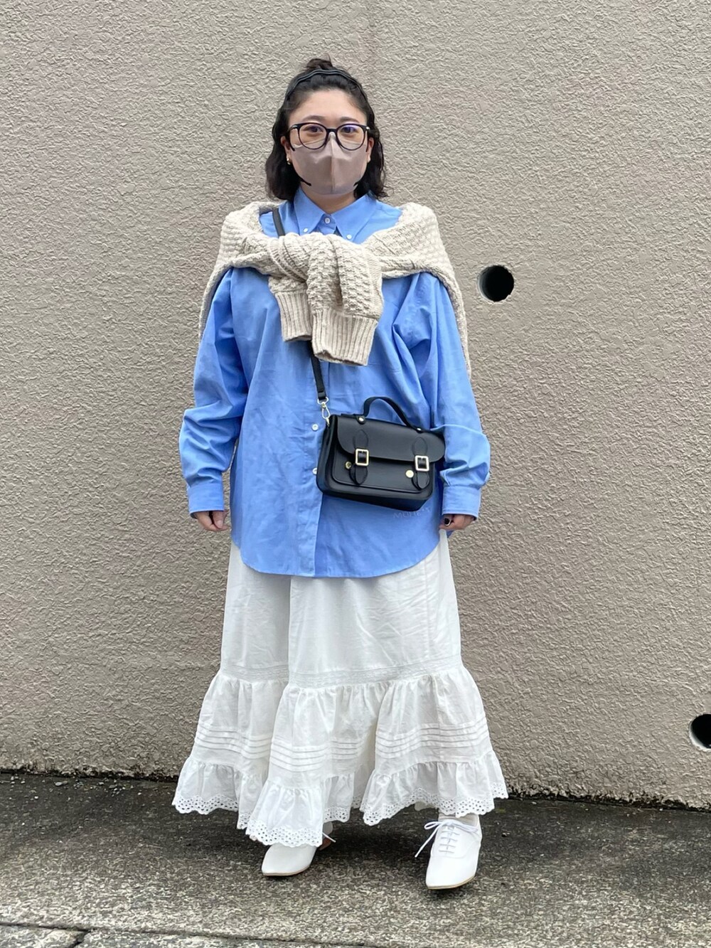 「カジュアルコーデ、オトナカジュアル、ゆるコーデ、大人かわいい、シャツスタイル、ロングスカート、春コーデ、春、メガネ女子、ドレスシューズ、ブルー、きれいめカジュアル、低身長、休日スタイル、カラーシャツ」｜「MUHETのレギュラーカラービッグシャツ（シャツ/ブラウス、ブルー系）」を使った、maru☺︎さん（レディース・153cm）の冬コーディネートの3枚目の写真