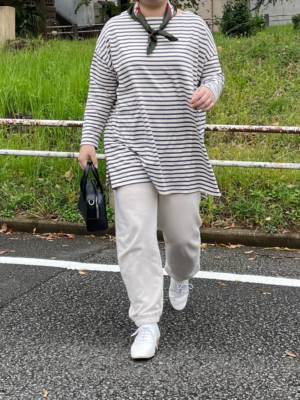 「秋コーデ、秋のコーデ、きれいめカジュアル、休日スタイル、低身長、リラックススタイル、ボーダー、スカーフ、スウェット、スウェットパンツ、ドレスシューズ、プチプラ、プチプラコーデ、チュニック、GU」｜「and Rのボーダーカットソーチュニック（チュニック、ブルー系）」を使った、maru☺︎さん（レディース・153cm）の秋コーディネートの2枚目の写真