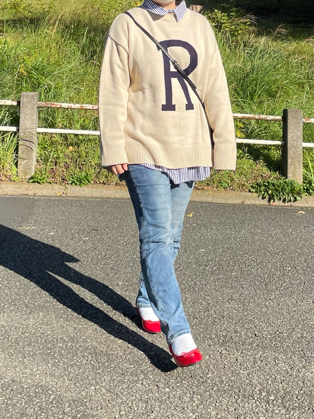「シンプル、キルティング、赤、ストライプ、dholic、レイヤードスタイル、休日スタイル、バレエシューズ、ロゴニット、白ニット、きれいめカジュアル、キルティングジャケット、低身長、秋冬コーデ、wearhalloween2021」｜「DHOLICのアイテム（ニット/セーター、ホワイト系）」を使った、maru☺︎さん（レディース・153cm）の秋コーディネートの2枚目の写真