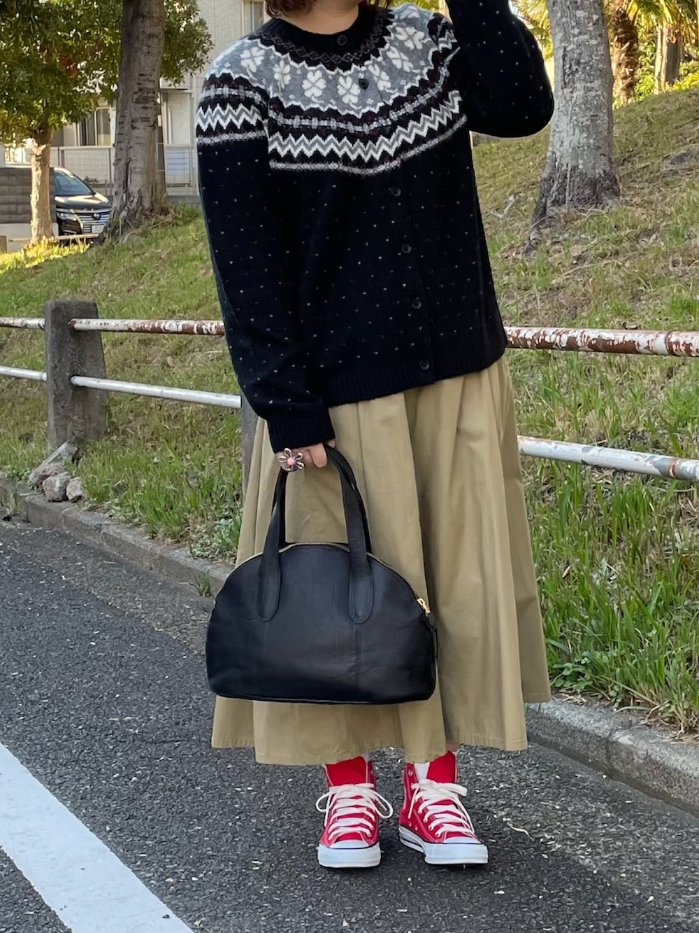 「フライトキャップ、UNIQLO、無印良品、TIDEWAY、プチプラ、プチプラコーデ、メガネ女子、converse、ファッションを楽しもう、きれいめカジュアル、休日スタイル、低身長、赤コンバース」｜「UNIQLOのアイテム（ニット/セーター、ブラック系）」を使った、maru☺︎さん（レディース・153cm）の秋コーディネートの2枚目の写真