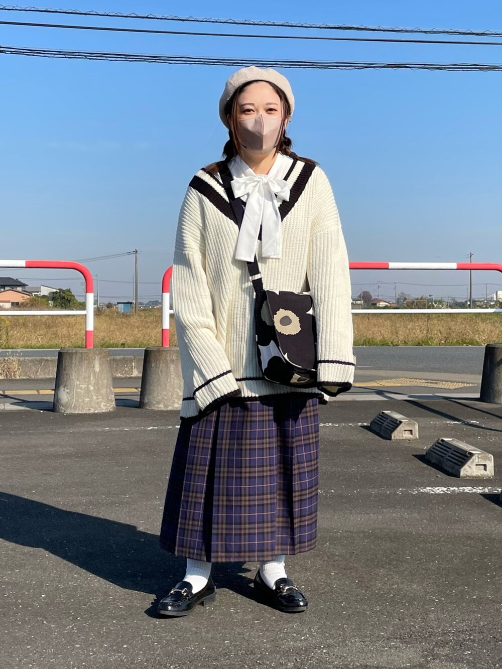 ホワイト系のニット/セーターを着用したレディースの秋コーディネートの2枚目の写真