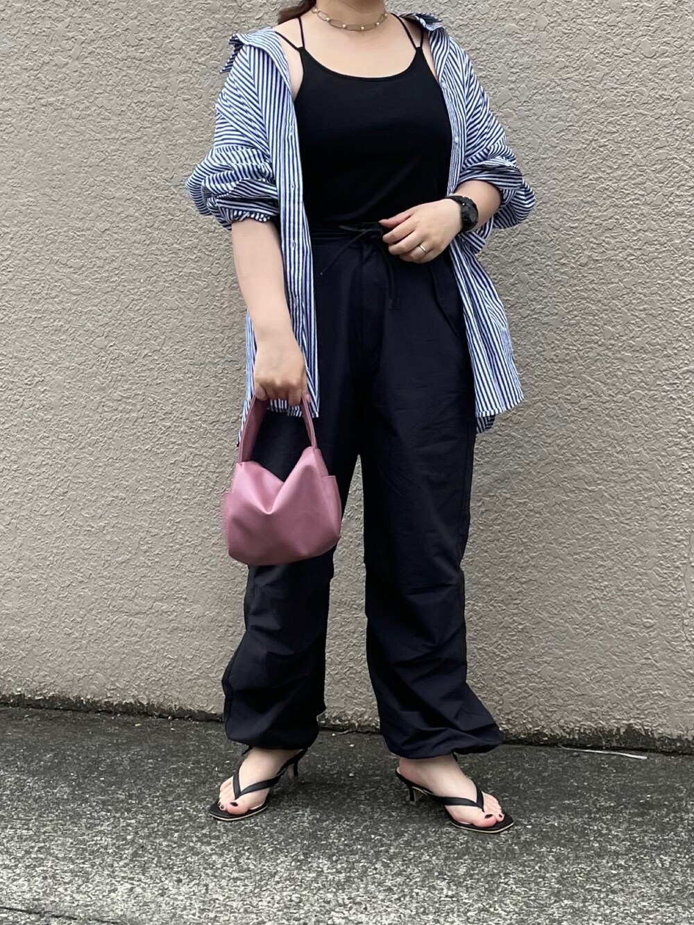 ブルー系のシャツ/ブラウス、ブラック系のその他パンツ、ピンク系のボストンバッグを着用したレディースの夏コーディネートの2枚目の写真