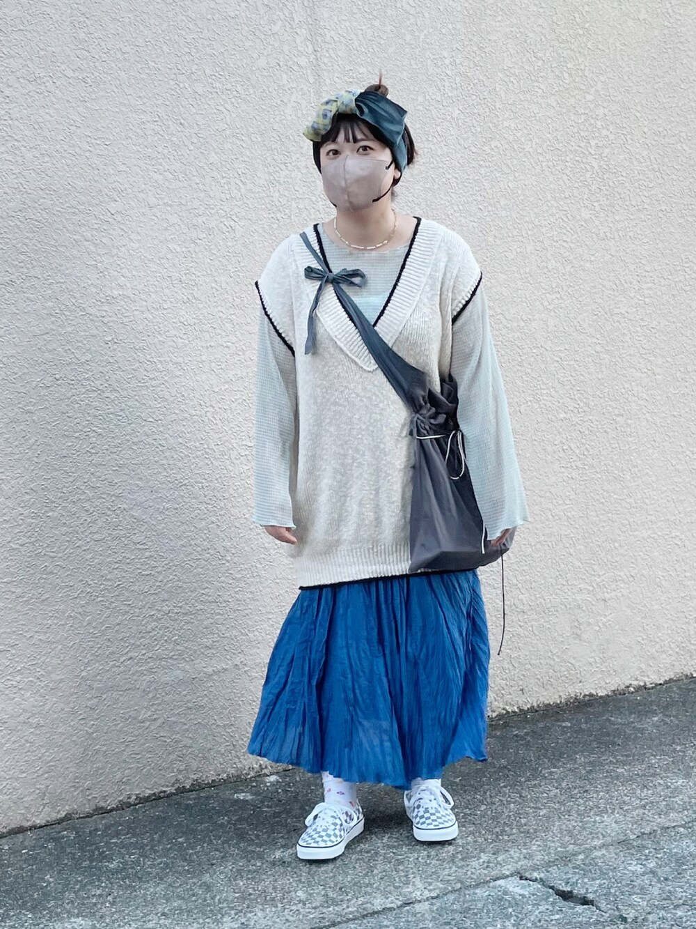 ホワイト系のベスト、その他のシャツ/ブラウス、グレー系のスニーカーを着用したレディースの夏コーディネートの3枚目の写真