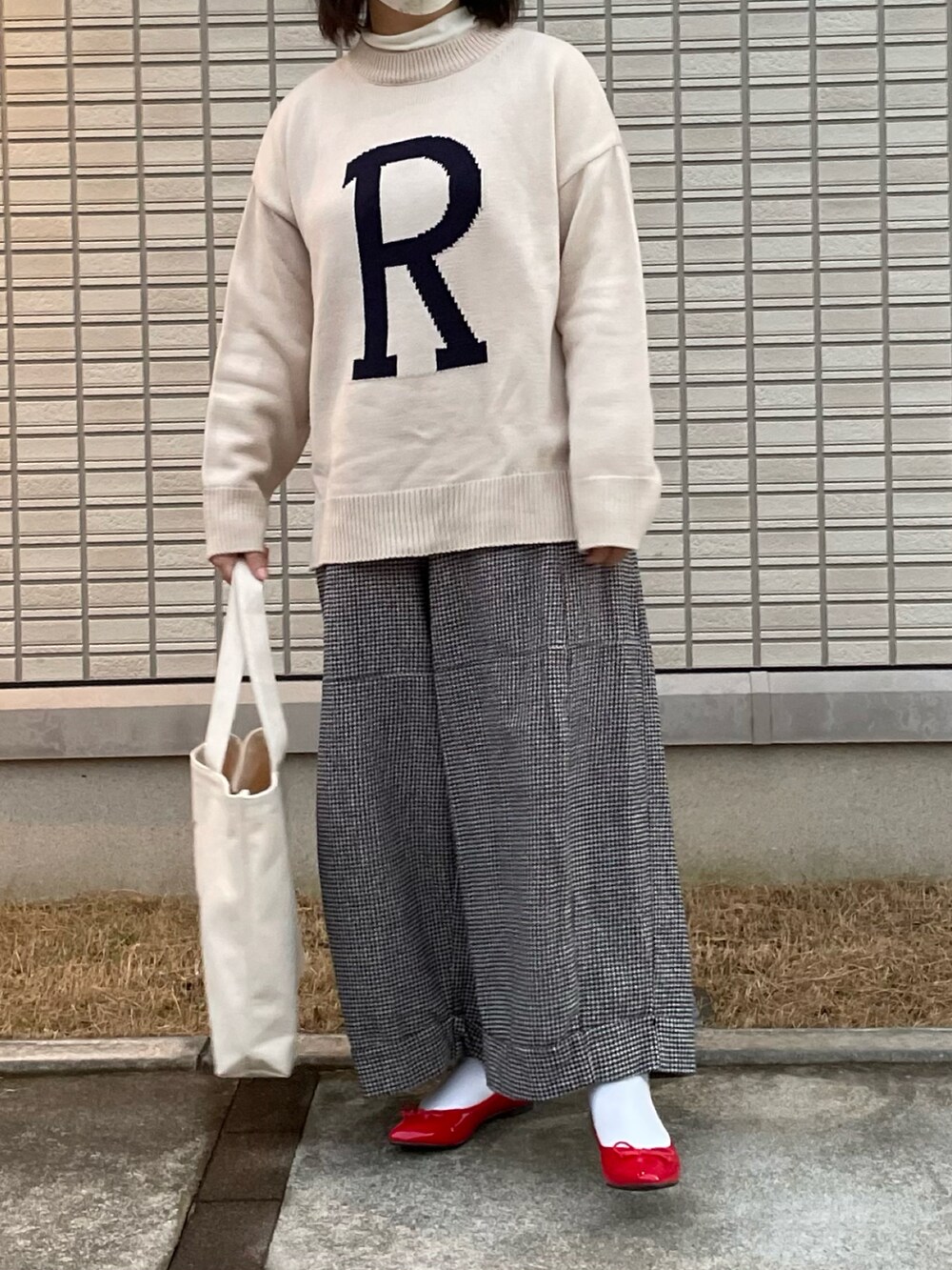 「クリスマスに着たい服、ロゴニット、プチプラ、バレエシューズ、休日スタイル、きれいめカジュアル、マイベストコーデ2021、トートバッグ、カジュアルコーデ、ハイネック、低身長、オトナカジュアル、シンプルコーデ、バルーンパンツ、レイヤードスタイル」｜「DHOLICのアイテム（ニット/セーター、ホワイト系）」を使った、maru☺︎さん（レディース・153cm）の冬コーディネートの2枚目の写真