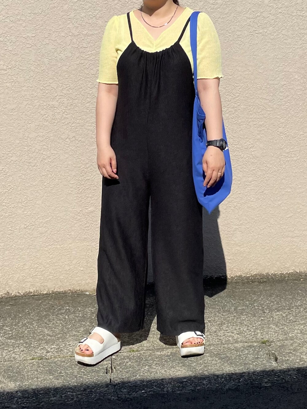 イエロー系のTシャツ/カットソー、ブラック系のサロペット/オーバーオール、ブルー系のトートバッグを着用したレディースの夏コーディネートの3枚目の写真