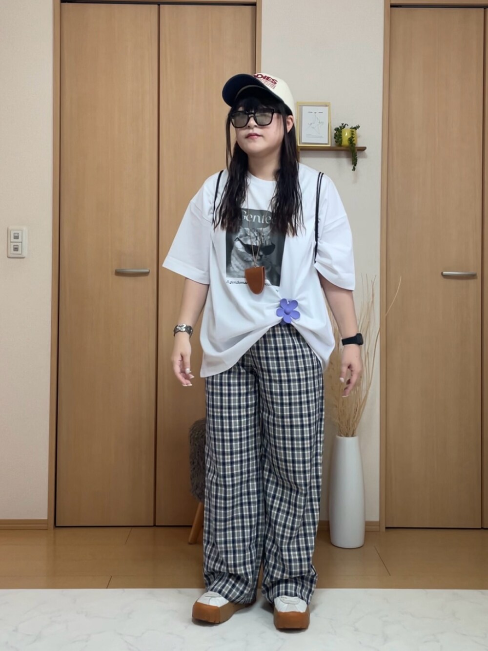 ホワイト系のTシャツ/カットソー、ブルー系のその他パンツ、ホワイト系のスニーカーを着用したレディースの夏コーディネートの2枚目の写真