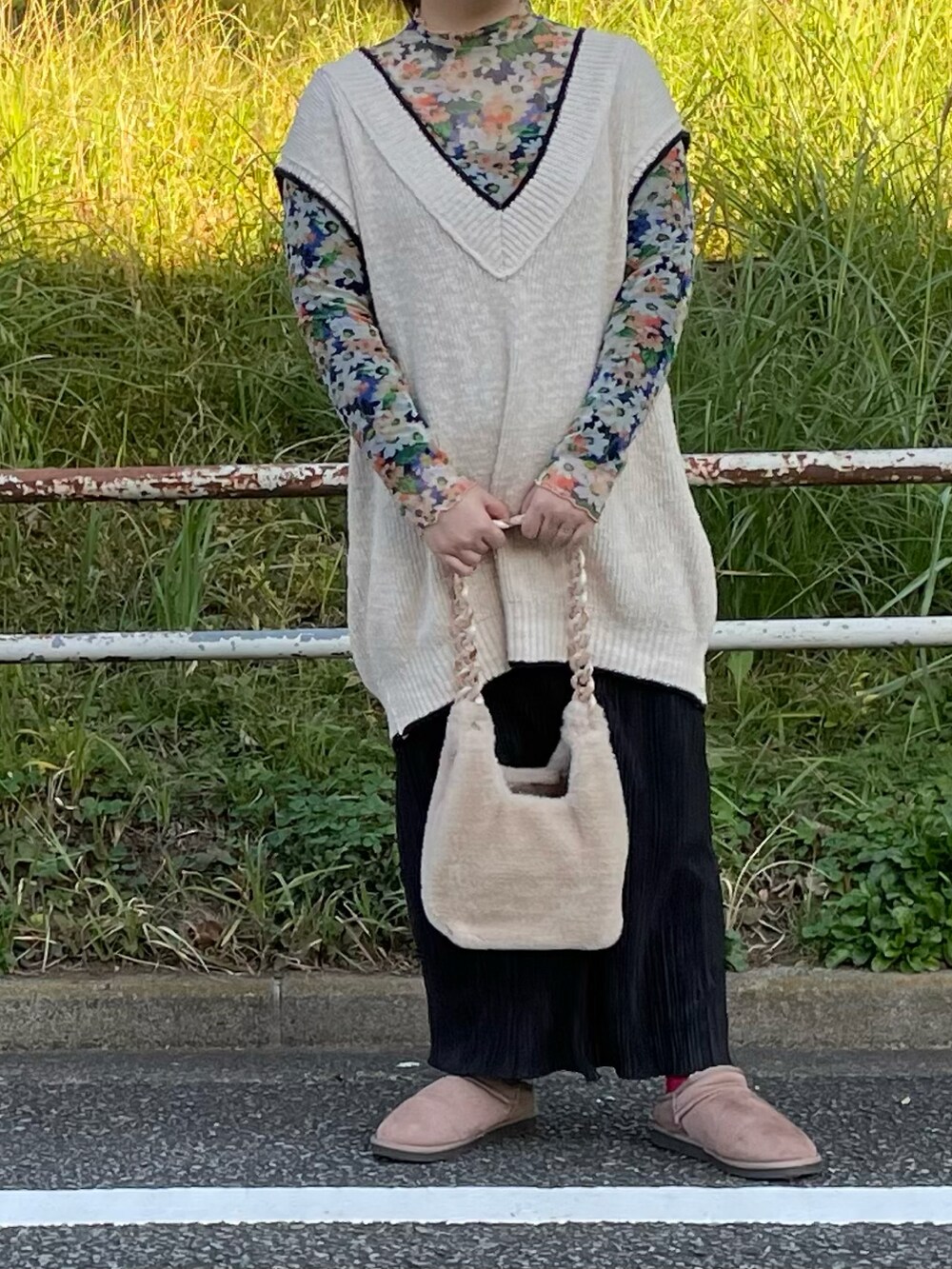 ホワイト系のベスト、ブラウン系のその他シューズを着用したレディースの秋コーディネートの2枚目の写真