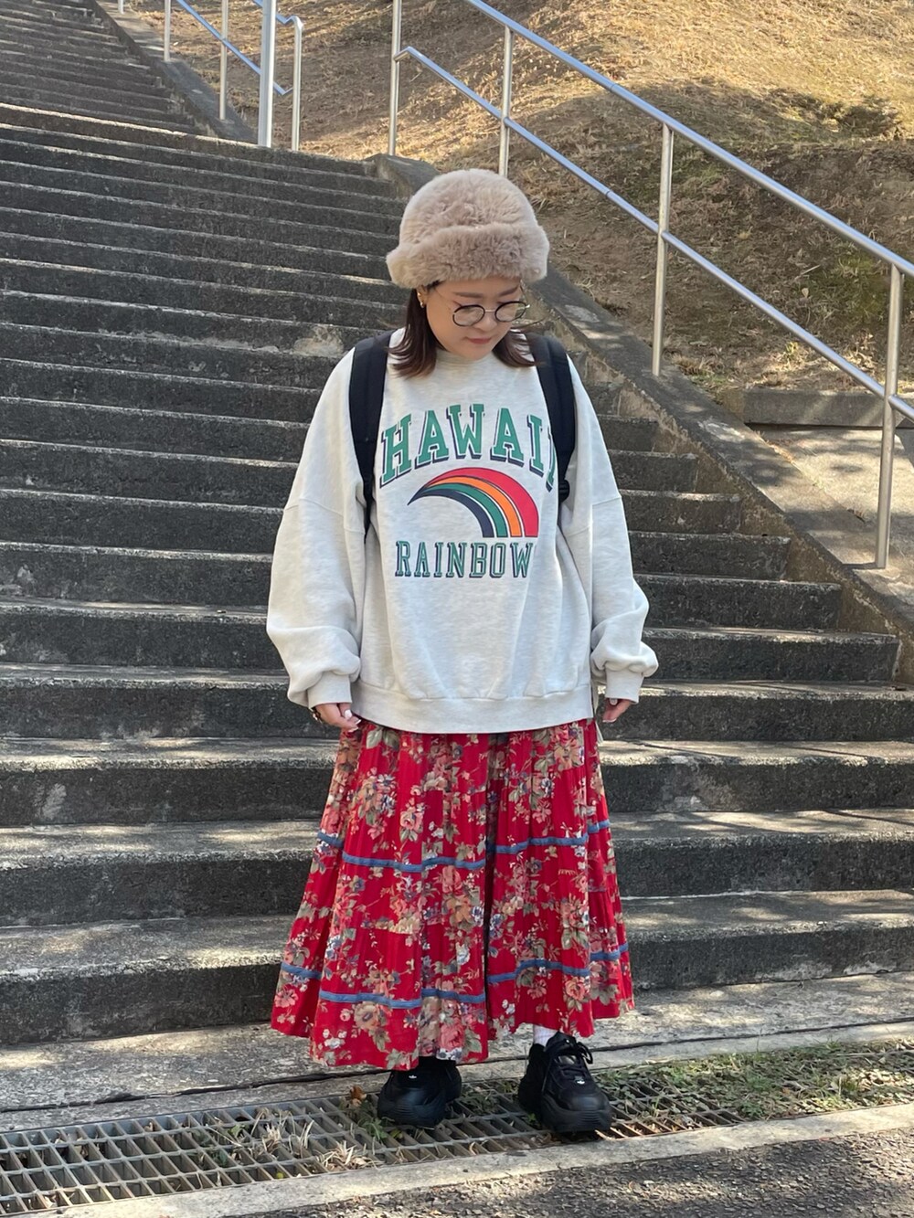 「スニーカー、スウェット、古着MIX、adidas、リュック、ロゴスウェット、帽子、メガネ女子、きれいめカジュアル、お出かけコーデ、休日スタイル、低身長、ロングスカート」｜「DHOLIC STYLEの[monicaroom] 裏起毛HAWAIIレインボーロゴスウェット（スウェット、ホワイト系）」を使った、maru☺︎さん（レディース・153cm）の冬コーディネートの2枚目の写真