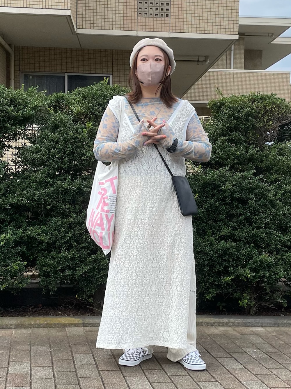 ホワイト系のワンピース、グレー系のスニーカー、ホワイト系のトートバッグを着用したレディースの夏コーディネートの2枚目の写真