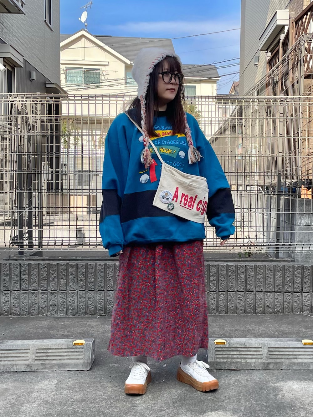 「古着MIX、古着、ショルダーバッグ、ニット帽、厚底シューズ、スニーカー、shein、Onitsuka Tiger、きれいめカジュアル、休日スタイル、お出かけコーデ」｜「古着のアイテム（スウェット、ブルー系）」を使った、maru☺︎さん（レディース・153cm）の冬コーディネートの2枚目の写真
