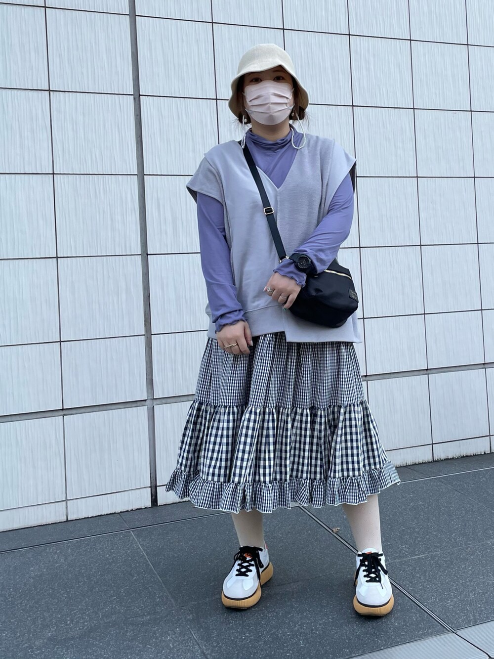 ブルー系のTシャツ/カットソー、ホワイト系のスニーカー、ホワイト系のハットを着用したレディースの秋コーディネートの2枚目の写真