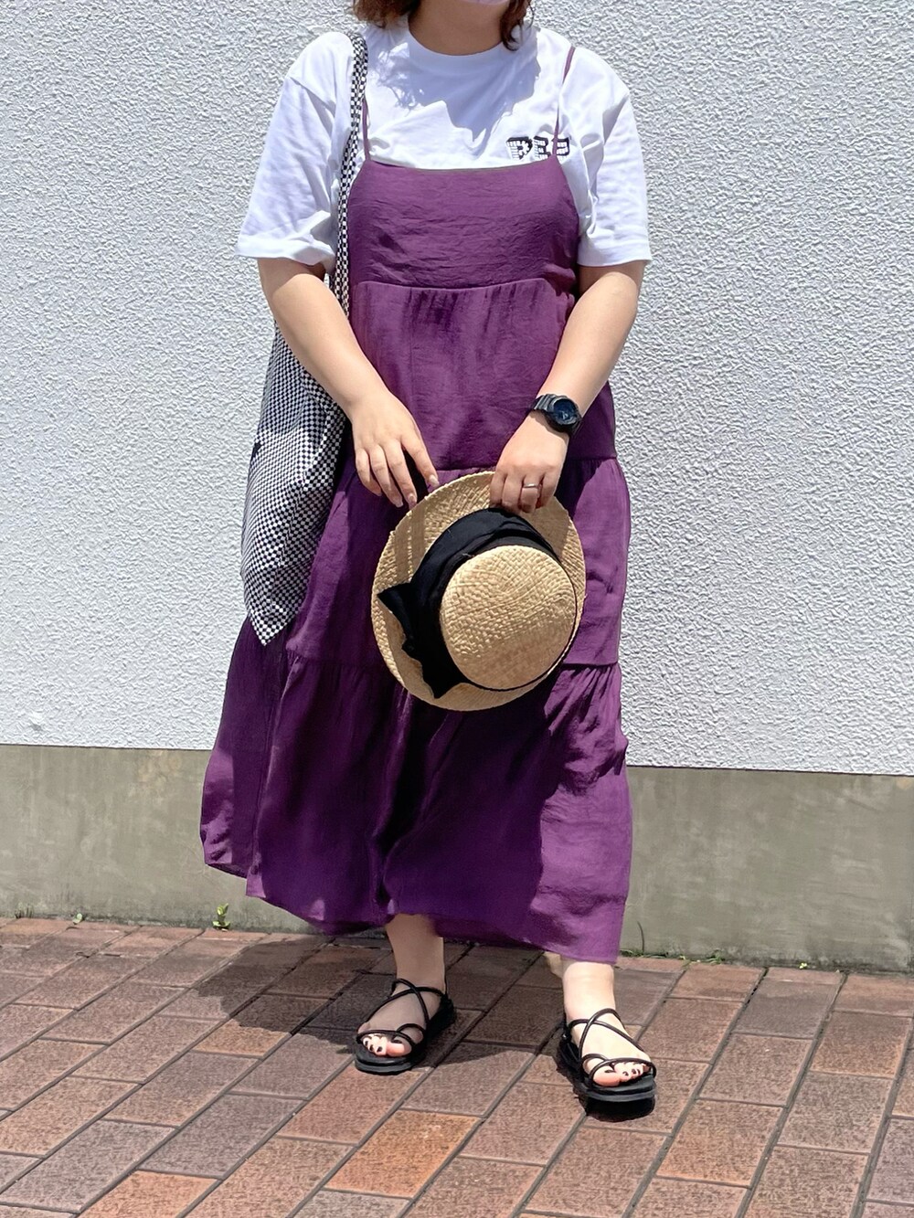 ホワイト系のTシャツ/カットソー、ブラック系のハットを着用したレディースの夏コーディネートの2枚目の写真