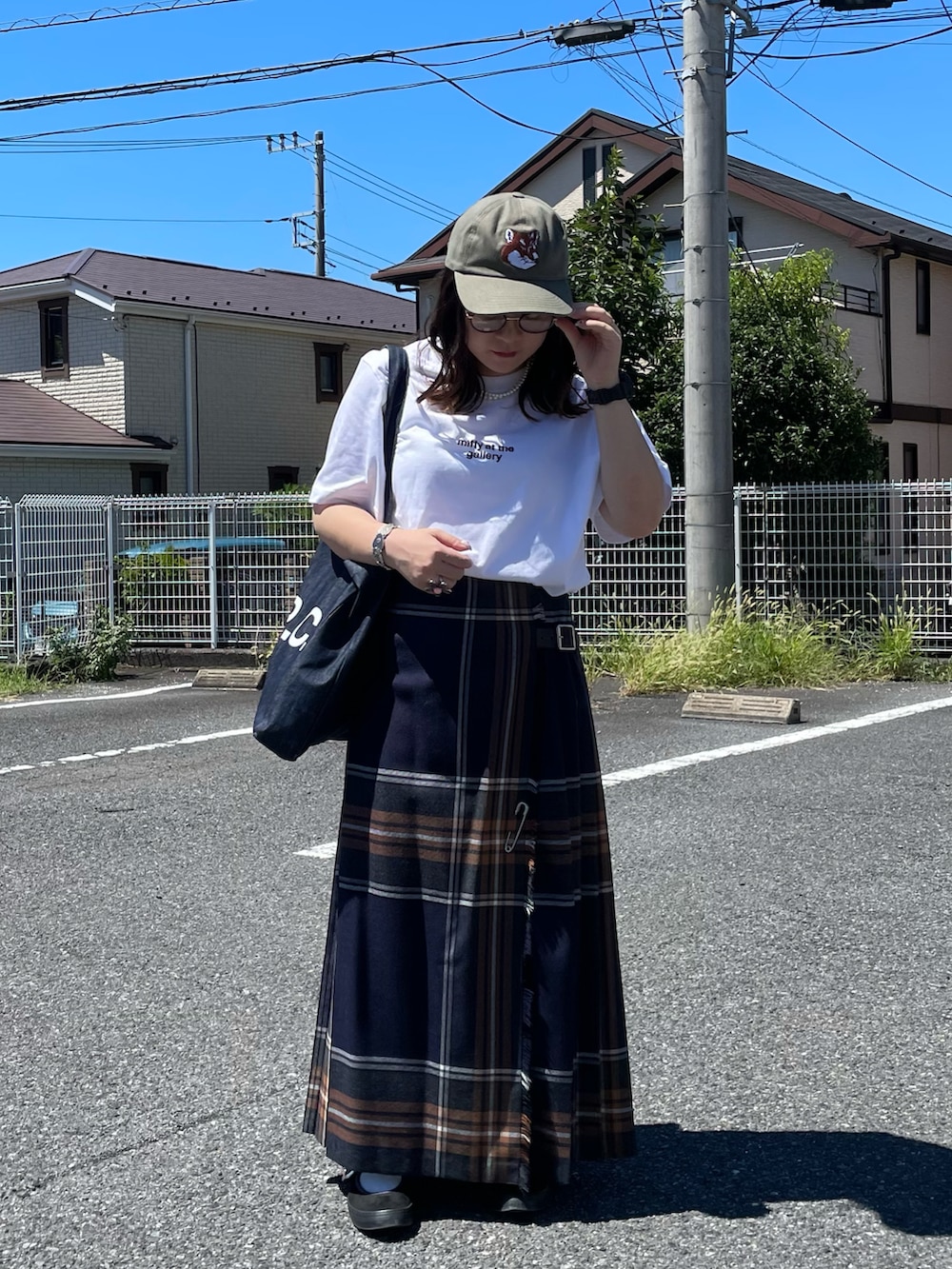 ホワイト系のTシャツ/カットソー、ブルー系のスカート、ブルー系のトートバッグを着用したレディースの夏コーディネートの2枚目の写真