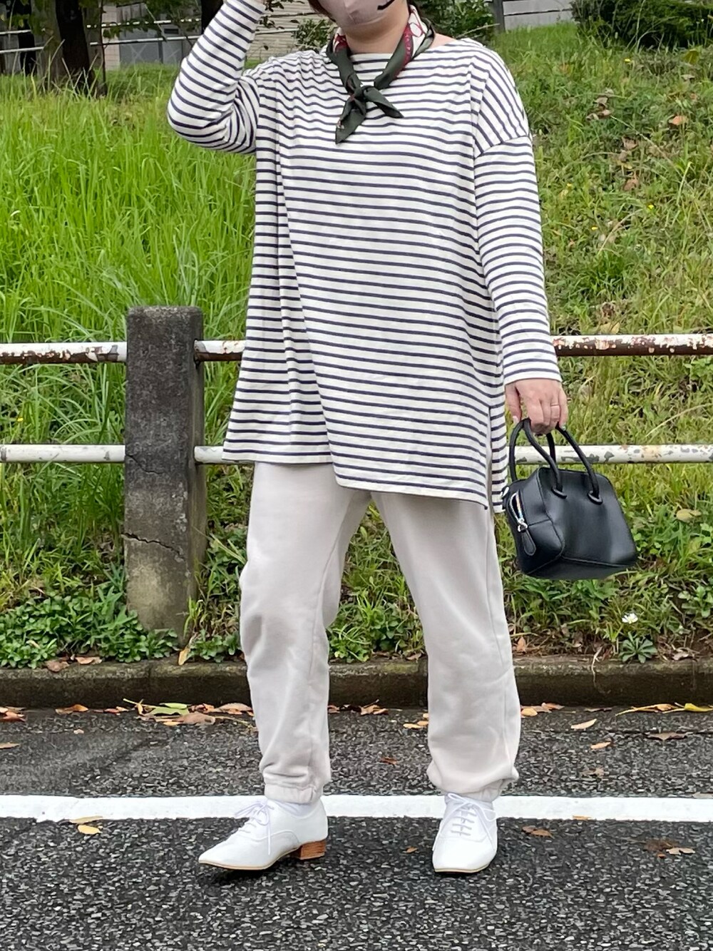 「秋コーデ、秋のコーデ、きれいめカジュアル、休日スタイル、低身長、リラックススタイル、ボーダー、スカーフ、スウェット、スウェットパンツ、ドレスシューズ、プチプラ、プチプラコーデ、チュニック、GU」｜「and Rのボーダーカットソーチュニック（チュニック、ブルー系）」を使った、maru☺︎さん（レディース・153cm）の秋コーディネートの3枚目の写真